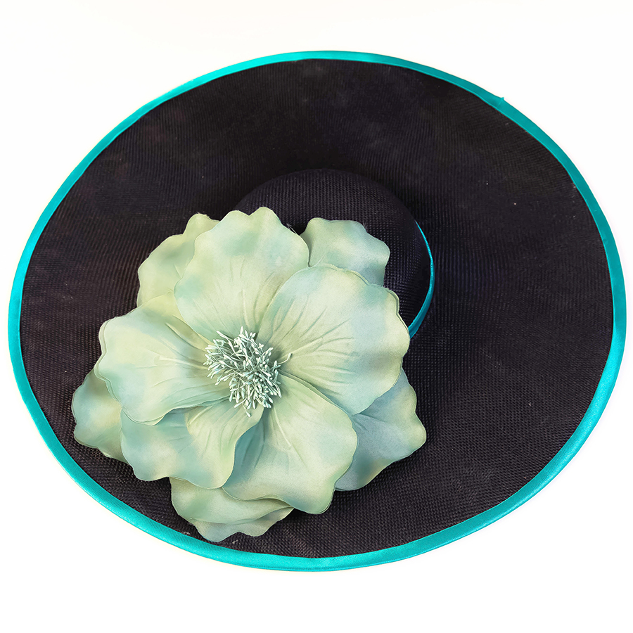 Alex.-Tocado-azul-marino-decorado-con-maxi-flor-verde-agua