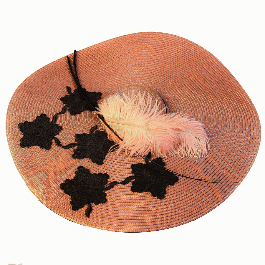 Blanca.-Pamela-beige,-decorada-con-flores-de-guipur,-raquis-negros--y-plumas-en-rosa-nude