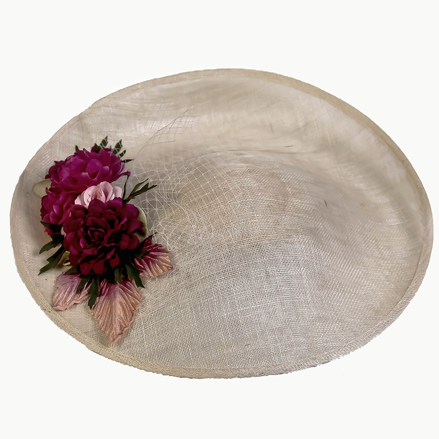 DULCE,-tocado-de-sinamay,-con-decoración-floral-y-hojas-de-terciopelo.-Puedes-elegir-las-flores-que-mas-te-combinen