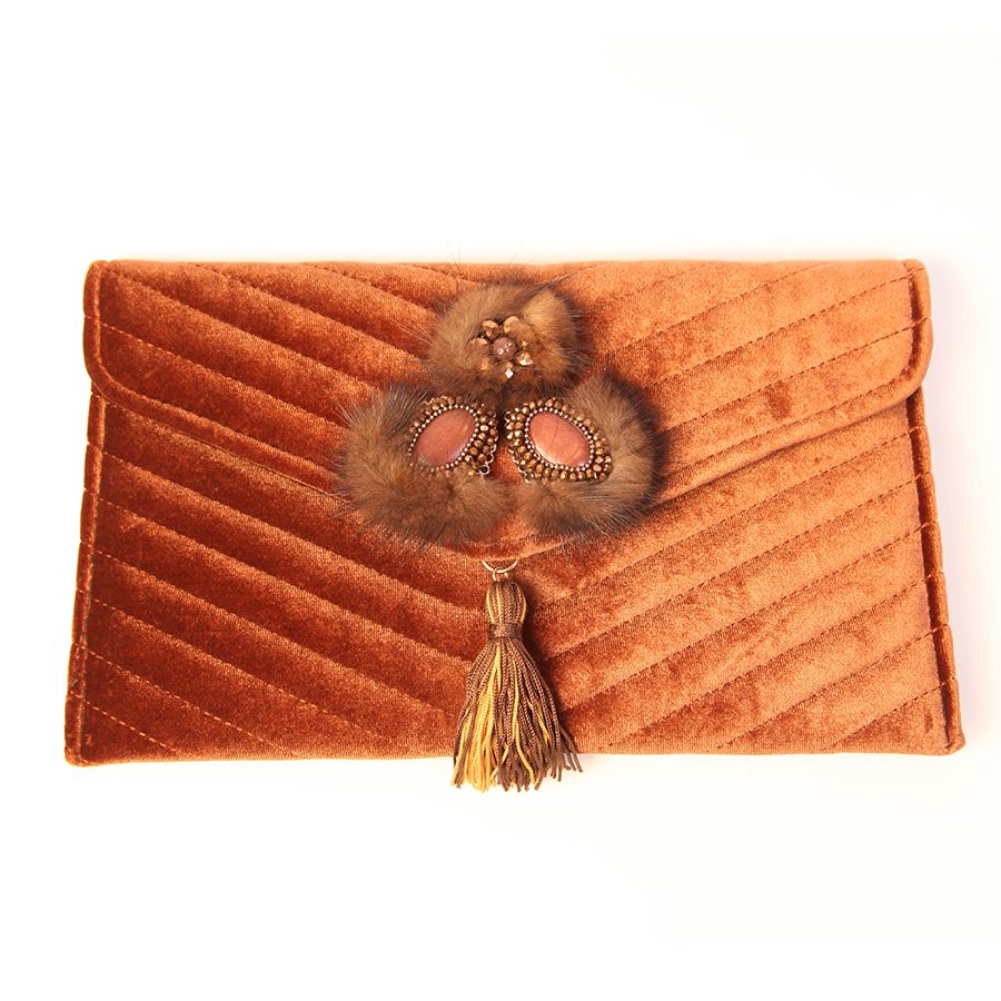LINA.-Cartera-de-terciopelo-color-marrón-con-aplicación-y-flecos